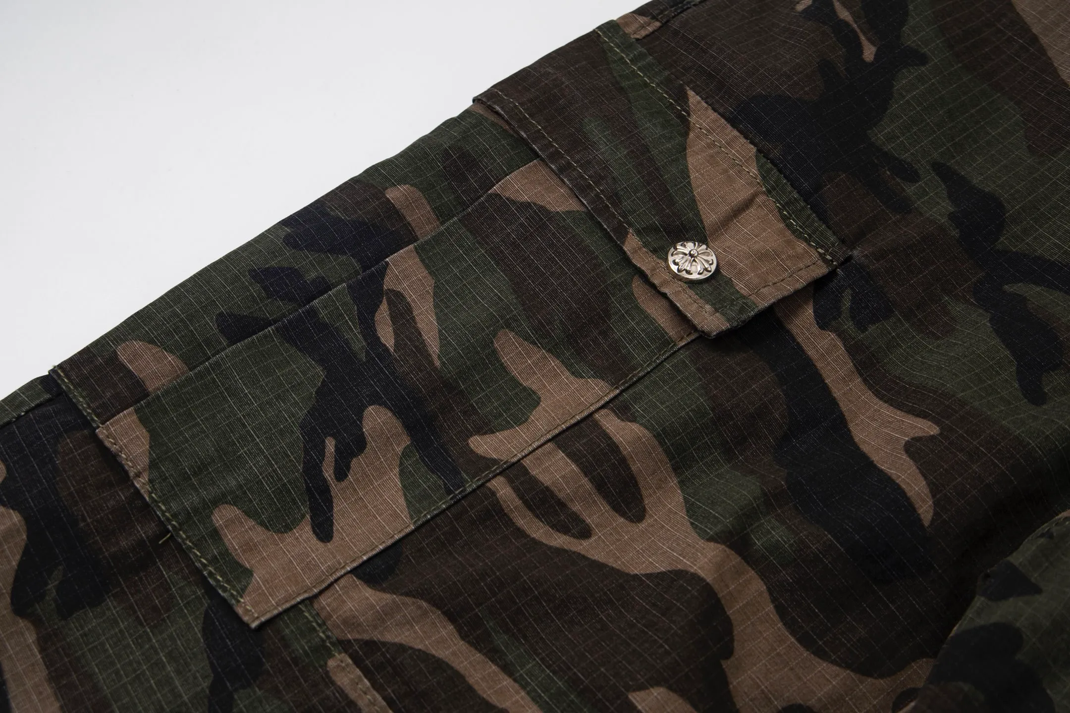 P260 (all popular models are back) Chrome hearts CH Chrome hearts new silver camouflage three-dimensional pocket overalls Chrome hearts is a top brand in the fashion world, and this pair of pants is one of the best. It uses the classic Levi's jeans bottom panel, which has been carefully disassembled and spliced. The washed effect is natural, showing a unique retro charm. The pants are based on camouflage and are paired with cross patches, which have a great visual impact. These patches are exquisitely crafted and have a luxurious feel. The hardware accessories are ultra-exquisite. The placket buckle is made of silver, hand-polished and painted with distressing liquid. The main buckle has a three-dimensional cross flower shape. The six-pointed star screws and hand-cut leather washers on the back are full of details, which are both beautiful and durable. Style number: 1731# Color: Camouflage Size: 28 30 32 34 36
